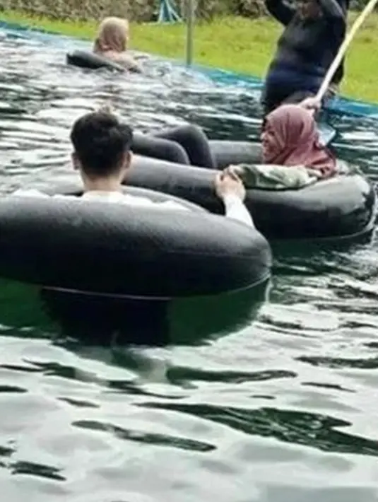 Selain sepak bola dan badminton, pasangan yang menikah 19 Agustus 2021 pernah unggah momen saat berenang memakai ban. Saling berbagi senyum antara keduanya sukses curi perhatian warganet. Tak heran foto ini banjir like dan komentar. (Liputan6.com/IG/leslaralfatihofficial)