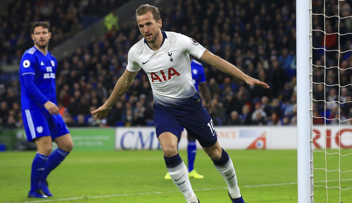 Striker Tottenham Hotspur, Harry Kane, melakukan selebrasi usai membobol gawang Cardiff City pada laga Premier League di Stadion Cardiff City, Selasa (1/1). Tottenham Hotspur menang 3-0 atas Cardiff City. (AP/Mark Kerton)