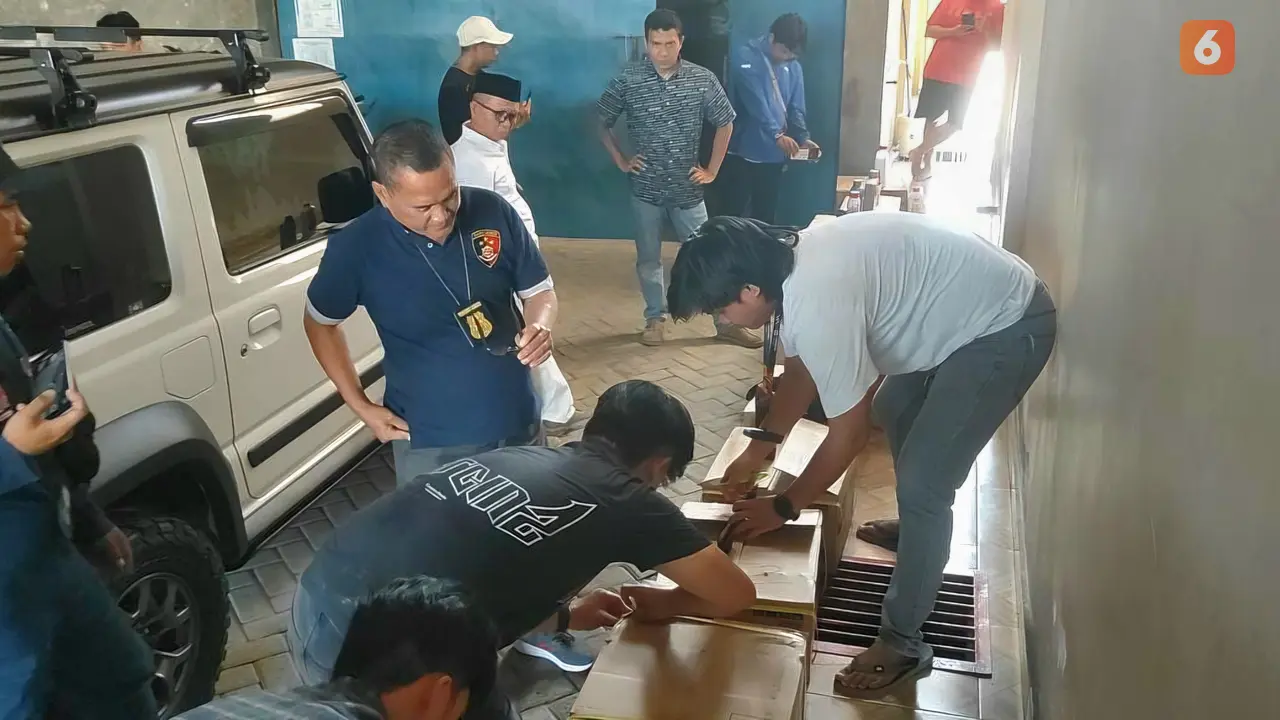 Polda Sulbar gerebek gudang pupuk yang simpan oli palsu (Liputan6.com/Istimewa)