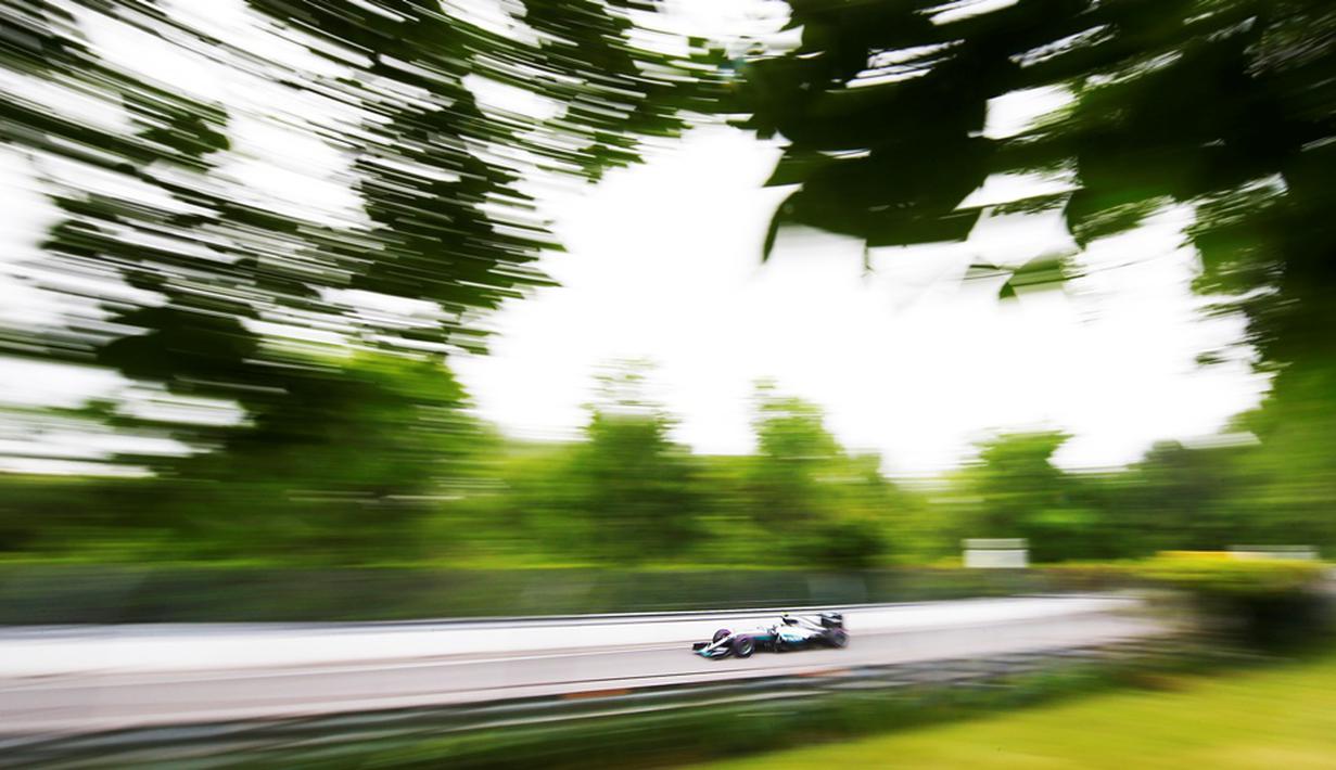 Aksi pebalap Mercedes, Lewis Hamilton, saat kualifikasi F1 GP Kanada di Sirkuit Gilles Villeneuve, Montreal, Kanada (11/6/2016). Hamilton akan start terdepan dalam balapan hari Minggu (12/6/2016). (AFP/Chris Roussakis)