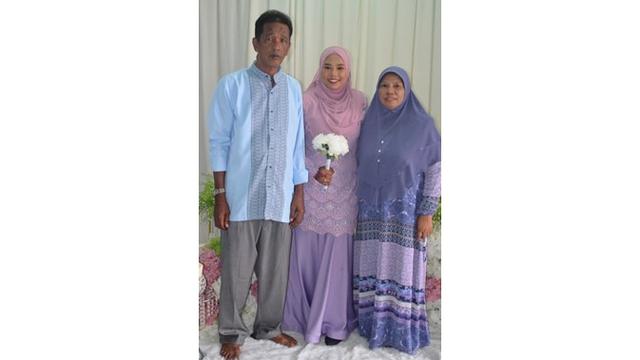 Ayahnya meninggal dunia disebabkan tekanan darah tinggi