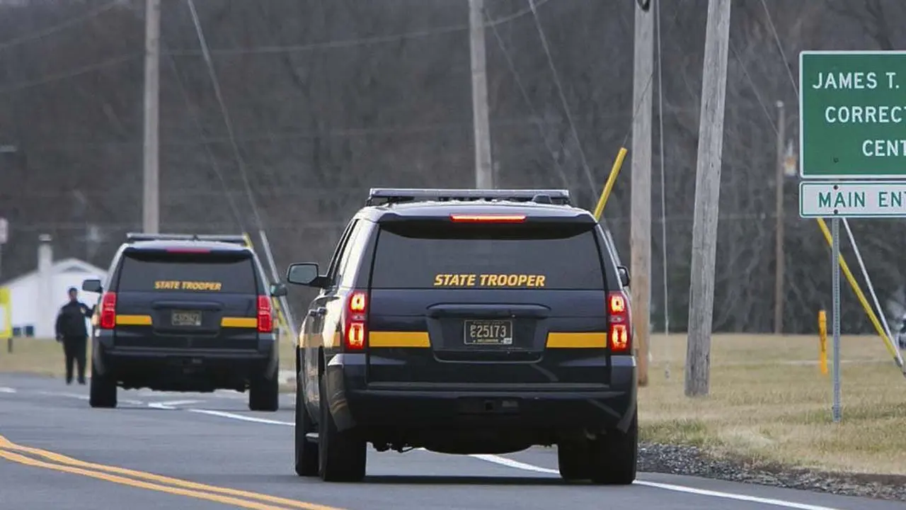 Petugas yang dikerahkan ke lapas di Delaware, AS karena terjadi penyanderaan. (AP)