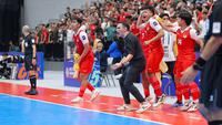 Pelatih kepala Timnas Futsal Indonesia, Hector Souto melakukan selebrasi setelah timnya mencetak gol ke gawang Jepang dalam laga semifinal Piala Asia Futsal 2026 di Indonesia Arena, Senayan, Jakarta, Kamis (05/02/2026). (Bola.com/Bagaskara Lazuardi)