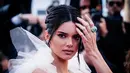 Dilansir dari HollywoodLife, Kendall Jenner ternyata tak miliki rencana untuk memilih salah satu dari dua pria tersebut. (hotnewhiphop.com)