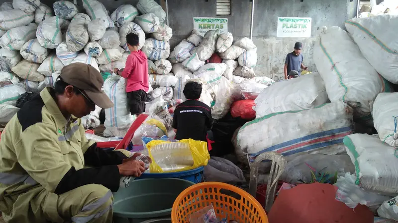 Nasabah Bank Sampah Makassar Bisa Pilih Tukar Uang atau Beras