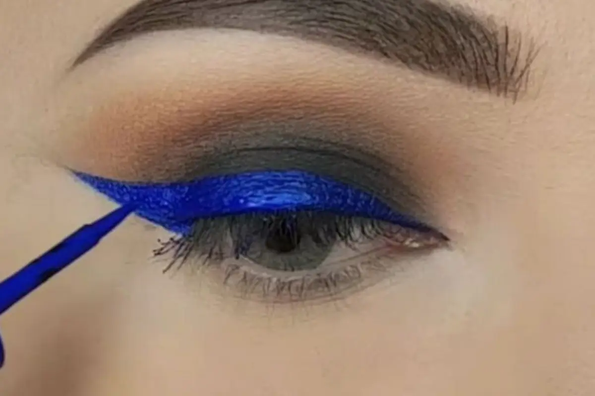 Perpaduan Smokey Eye dengan Nuansa Biru, Bikin Mata Jadi Menarik