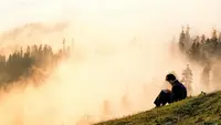 Ilustrasi kehidupan, pagi hari, merenung, membaca. (Photo by Damianos Bran from Pexels)