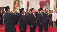 Idrus Marham sebagai Menteri Sosial, Jenderal (purn) Moeldoko sebagai Kepala Staf Presiden, Agum Gumelar sebagai Wantimpres dan Marsekal Madya Yuyu Sutisna sebagai Kepala Staf TNI AU saat di sumpah di Istana, Rabu (17/1). (Liputan6.com) 