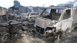 Bangkai mobil yang turut hangus terbakar di wilayah permukiman di Jalan Gotong Royong, RW 002 Pondok Bambu, Jakarta, Senin (8/8). Polisi masih mengusut penyebab kebakaran yang menghanguskan 90 rumah tersebut. (Liputan6.com/Johan Tallo)