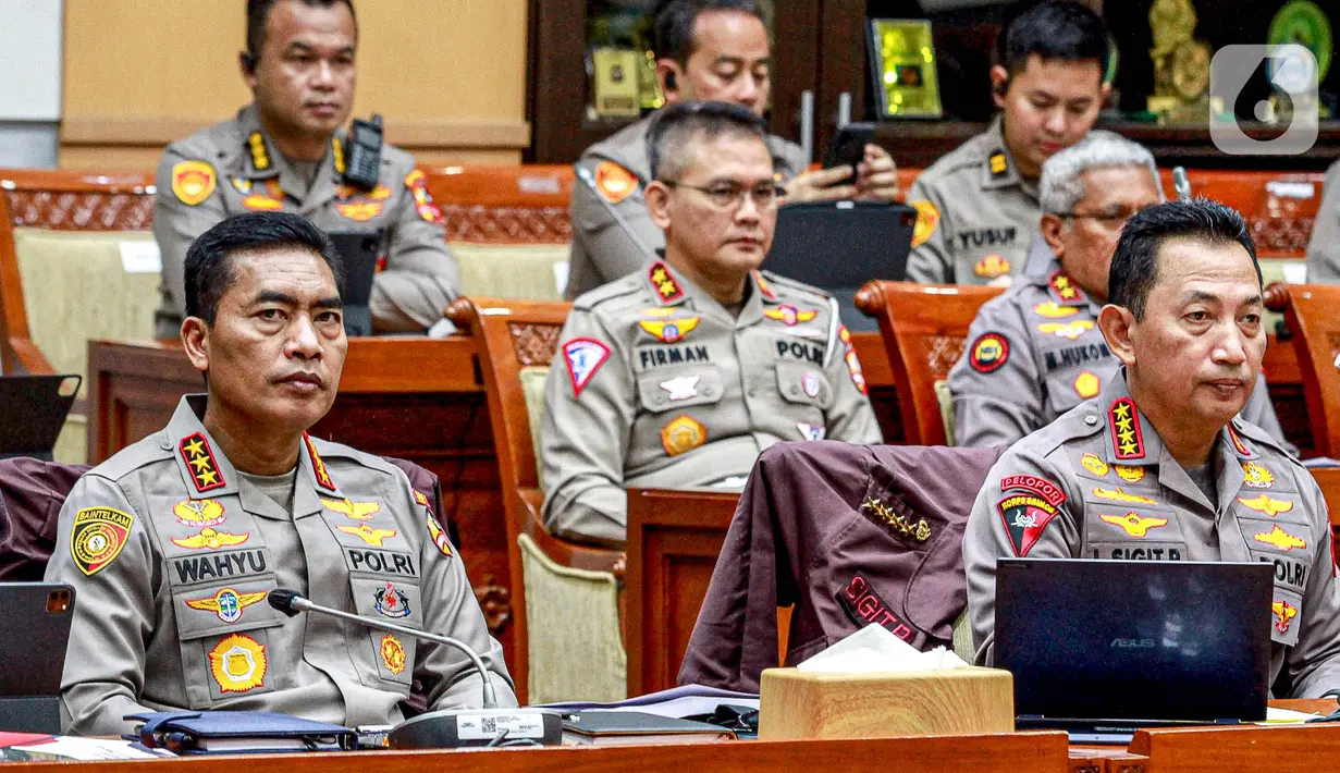 Perempuan tersebut berteriak dari balkon ruang rapat saat Kapolri hendak menjawab pertanyaan dari para anggota Komisi III DPR. (Liputan6.com/Faizal Fanani)