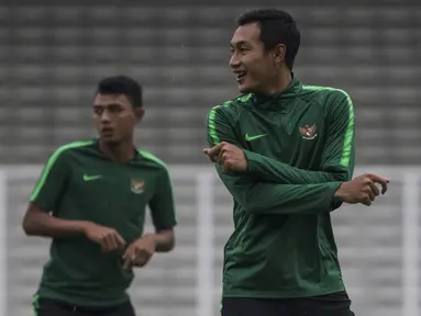 Pemain Timnas Indonesia, Hansamu Yama, melakukan pemanasan saat latihan di Stadion Madya, Jakarta, Minggu (11/11). Latihan ini persiapan jelang laga Piala AFF 2018 melawan Timor Leste. (Bola.com/Vitalis Yogi Trisna)