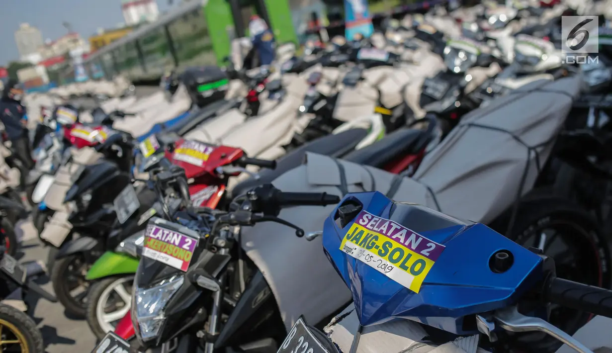 Motor pemudik ditempeli stiker sebelum dikirim dengan kereta api di Stasiun Jakarta Gudang, Selasa (28/5/2019). Direktorat Lalu Lintas dan Angkutan Kereta Api Kementerian Perhubungan mengangkut 18.096 motor pemudik secara gratis pada mudik Lebaran 2019. (Liputan6.com/Faizal Fanani)
