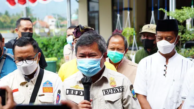 Bupati Garut Rudy Gunawan menyatakan saat ini hampir 100 ribu para pelaku Usaha Kecil Menengah (UKM) di Kabupaten Garut sudah dilakukan vaksinasi Covid-19.