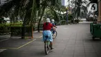 Pengunjung bersepeda di kawasan Taman Impian Jaya Ancol, Jakarta, Sabtu (11/10/2021). Kawasan rekreasi Taman Impian Jaya Ancol menjadi salah satu dari 20 destinasi wisata yang direkomendasikan beroperasi kembali dalam uji coba pembukaan kawasan rekreasi. (Liputan6.com/Faizal Fanani)