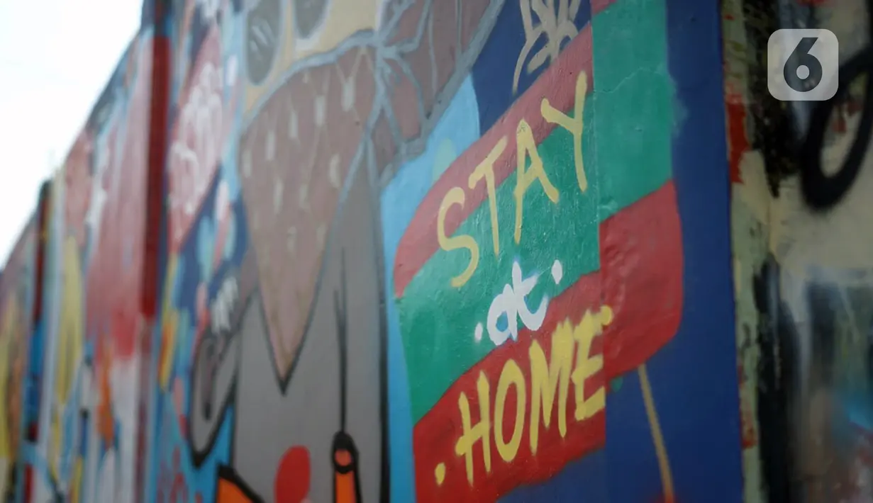 Mural bertema pandemi virus corona COVID-19 menghiasi tembok di kawasan Sunter, Jakarta, Selasa (2/6/2020). Mural tersebut dibuat sebagai wujud dukungan terhadap tenaga medis serta masyarakat agar tetap semangat menghadapi pandemi COVID-19. (Liputan6.com/Immanuel Antonius)