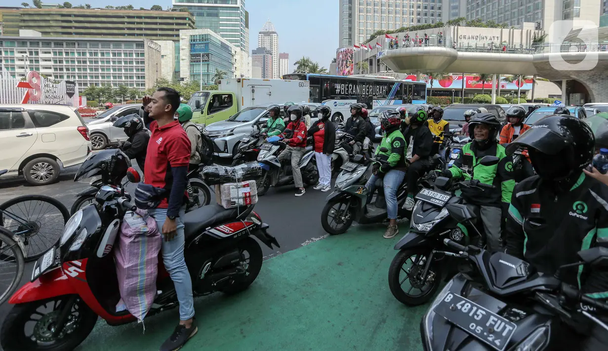 Suasana saat para pengendara berhenti sejenak untuk mengheningkan cipta dalam rangka detik-detik proklamasi kemerdekaan Indonesia di kawasan Bundaran HI, Jakarta. (Liputan6.com/Faizal Fanani)