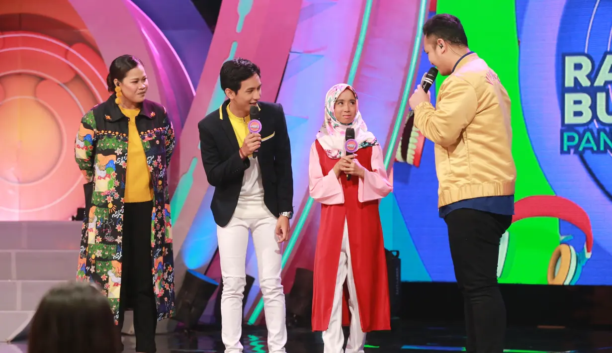 Perempuan berhijab yang hobi membaca itu harus meninggalkan panggung SUCA lebih awal. Ia tampil di segmen terakhir pada malam itu. Stand Up Comedy Academy 3 tayang secara live delay di Indosiar, mulai pukul 20.30 WIB. (Adrian Putra/Bintang.com)