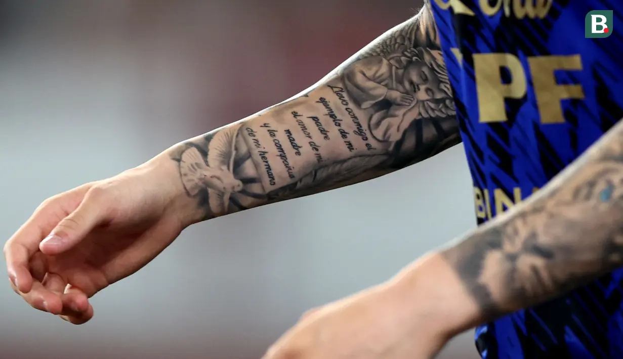 Tato milik pemain Argentina, Alejandro Garnacho saat laga FIFA Matchday melawan Timnas Indonesia di Stadion Utama Gelora Bung Karno (SUGBK), Senayan, Jakarta, Senin (19/06/2023). (Bola.com/Bagaskara Lazuardi)