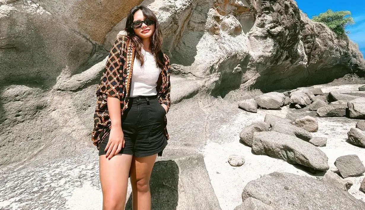 Penampilan Amel Carla saat tengah liburan di alam juga tak luput dari perhatian publik. Dirinya terlihat tampil dengan gaya simpel menggunakan busana hitam putih yang dipadukan dengan outer motif. (Liputan6.com/IG/@amelcarla)