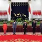 5 Menteri tampil pakai jas hitam, Tri Rismaharini pakai kebaya merah. (Sumber: Instagram/@sekretariat.kabinet)