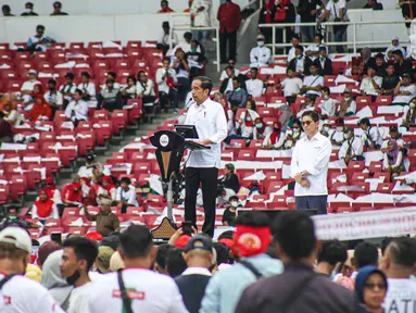 Presiden Joko Widodo menyapa relawan saat menghadiri acara Gerakan Nusantara Bersatu: Satu Komando Untuk Indonesia di Stadion Utama Gelora Bung Karno, Jakarta, Sabtu (26/11/2022). Gerakan Nusantara Bersatu dari berbagai elemen relawan Jokowi itu untuk menyelaraskan persepsi barisan satu komando di bawah arahan Presiden Joko Widodo. (Liputan6.com/Faizal Fanani)