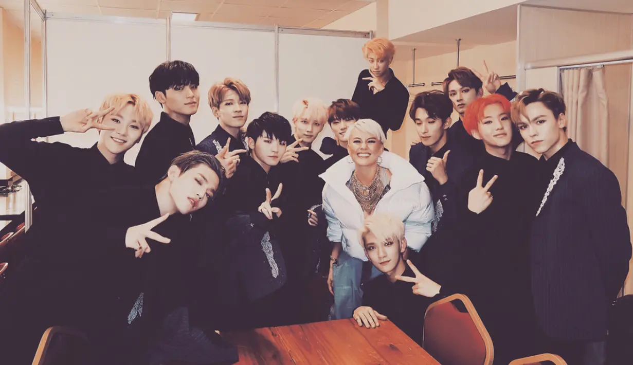 Agnez Mo tak hanya membuat fans menjerit karena berfoto ria bareng Chris Brown. Dirinya pun bikin para penggemar K-Pop menjerit karena ia berkesempatan bertemu dengan Seventeen. (Instagram.com/agnezmo)