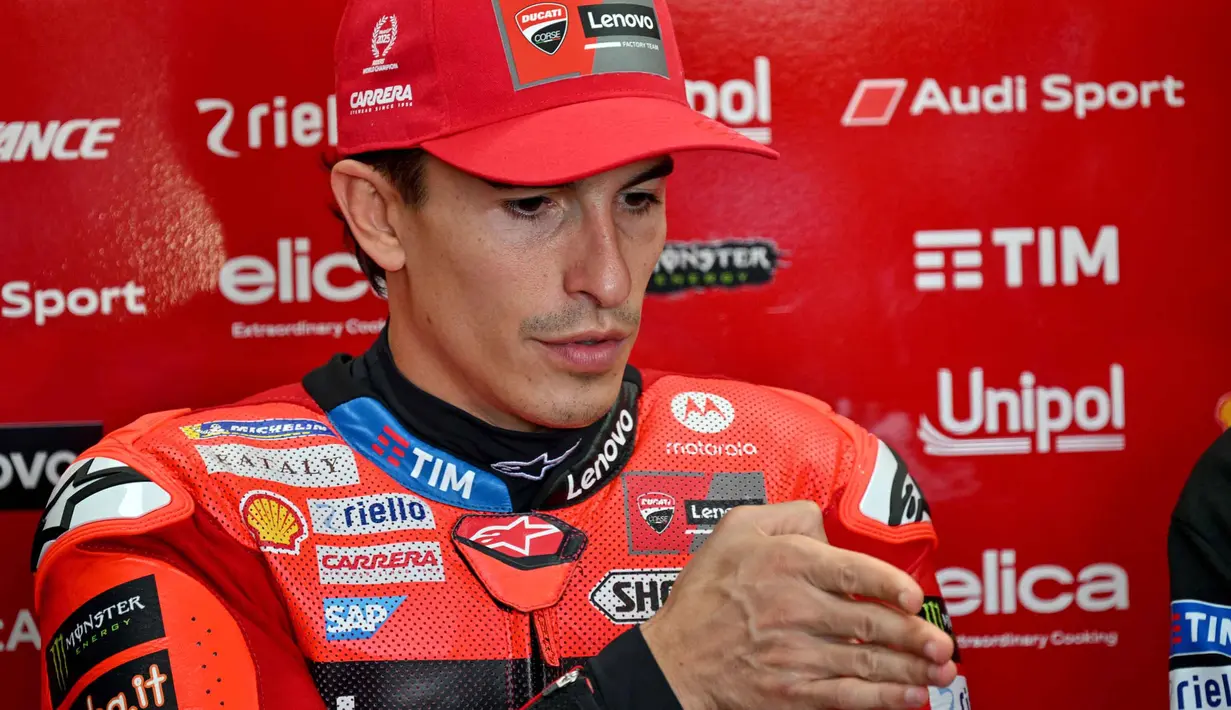 Pada latihan bebas pertama, Marc Marquez sempat membukukan waktu tercepat di sebagian besar sesi sebelum tergusur di menit-menit akhir. Tampak dalam foto, pembalap MotoGP Spanyol dari Tim Ducati Lenovo, Marc Marquez bersiap untuk sesi latihan bebas jelang Grand Prix MotoGP Indonesia di Sirkuit Internasional Mandalika, Nusa Tenggara Barat, pada 3 Oktober 2025. (SONNY TUMBELAKA/AFP)