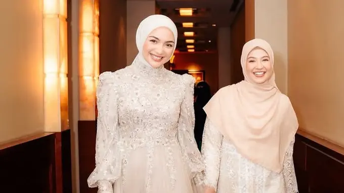 Citra Kirana dan Natasha Rizky Dibalut Dress Coklat saat Premier Film Keajaiban Air Mata Wanita