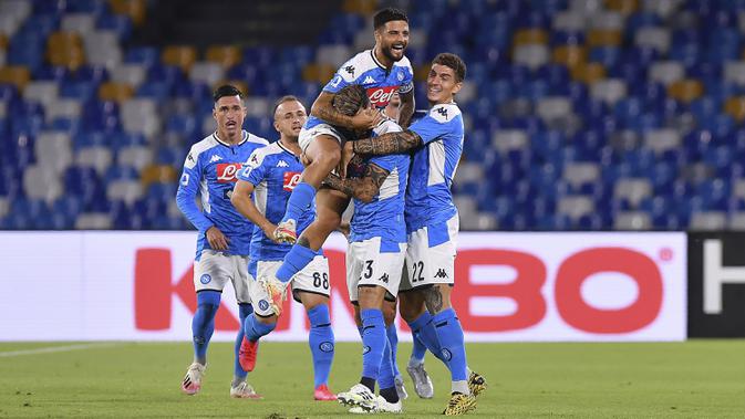Pemain Napoli Elseid Hysaj (tengah) merayakan golnya ke gawang Sassuolo pada pertandingan Serie A di Stadion San Paolo, Naples, Italia, Sabtu (25/7/2020). Napoli mengalahkan Sassuolo dengan skor 2-0. (Cafaro/LaPresse via AP)
