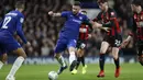 Striker Chelsea, Olivier Giroud, melepaskan tendangan saat melawan Bournemouth pada laga Piala Liga Inggris di Stadion Stamford Bridge, Kamis (20/12). Chelsea menang 1-0 atas Bournemouth. (AP/Alastair Grant)
