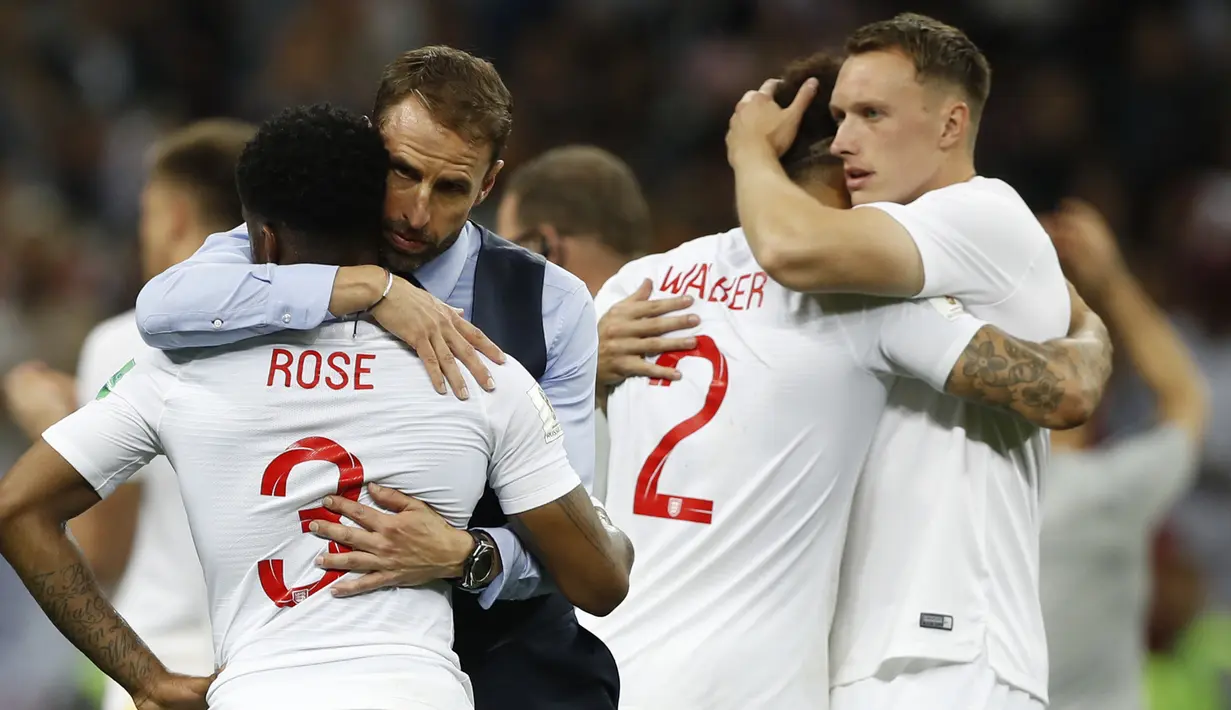Pelatih Inggris, Gareth Southgate, menghibur pemainnya usai dikalahkan Kroasia pada laga semifinal Piala Dunia di Stadion Luzhniki, Moskow, Rabu (11/7/2018). Inggris kalah 1-2 dari Kroasia. (AP/Francisco Sego)