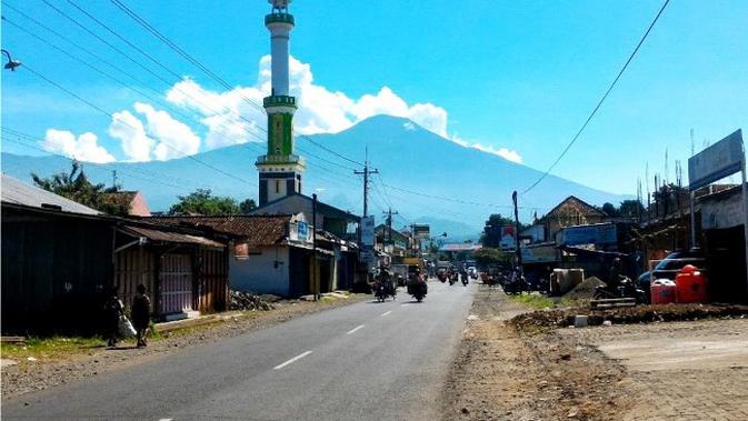 Penampakan Gunung Slamet dari Karanglewas, Banyumas, Jawa Tengah. (Foto: Liputan6.com/Muhamad Ridlo)