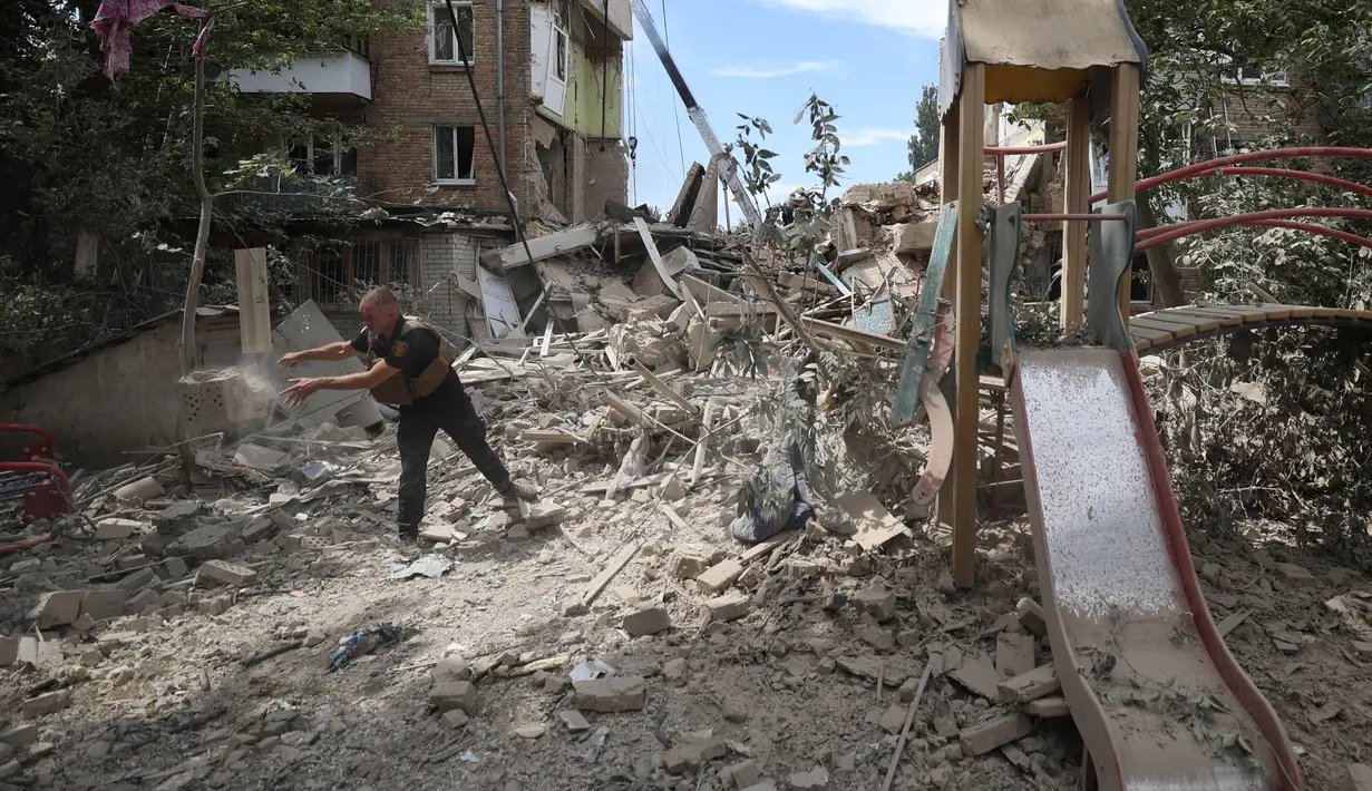Puluhan sukarelawan bersama petugas penyelamat terus berupaya mencari korban yang selamat (Anatolii STEPANOV/AFP)