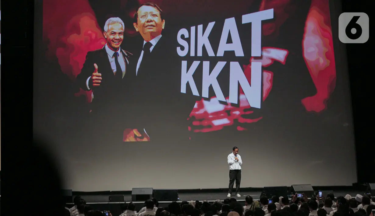Calon Wakil Presiden nomor urut 3 Mahfud MD menyampaikan pidato politik saat konsolidasi 45 Hari menuju kemenangan Ganjar-Mahfud di Jakarta, Sabtu (30/12/2023). (Liputan6.com/Faizal Fanani)