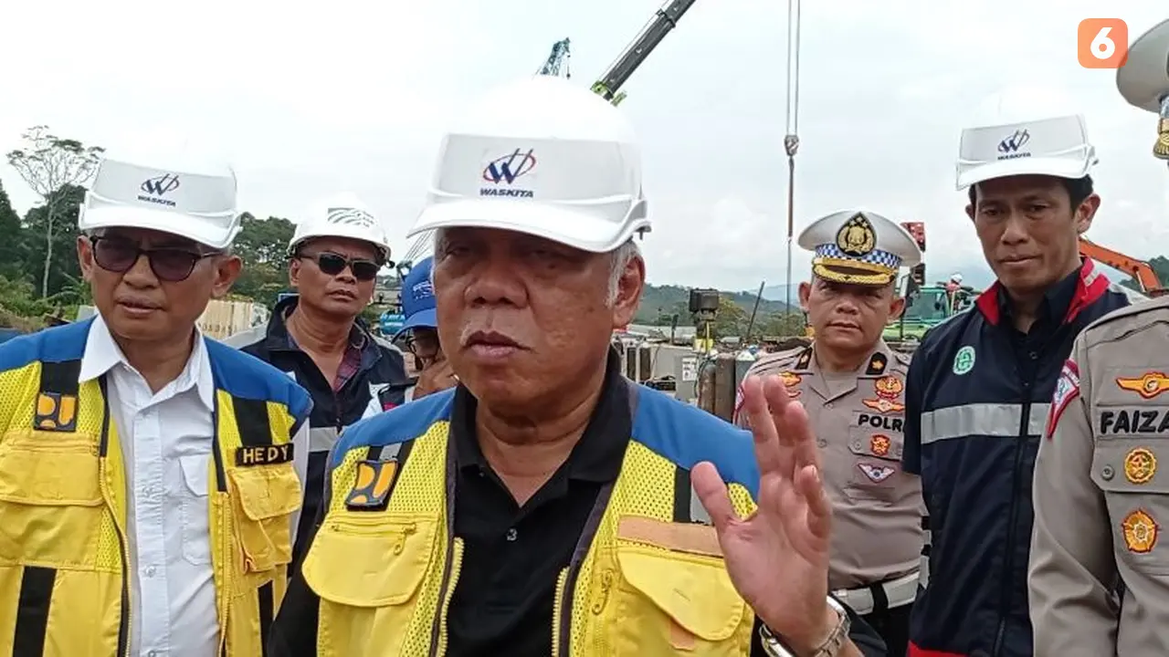 Menteri PUPR Basuki Hadimuljono saat meninjau lokasi longsor di Tol Bocimi sesi 2 Cigombong-Parungkuda (Liputan6.com/Istimewa).