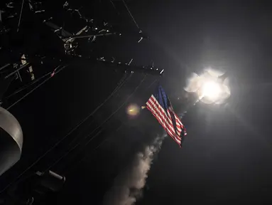 Kapal perang AS yang ada di Laut Mediterania, meluncurkan rudal Tomahawk ke pangkalan udara Suriah, Jumat (7/4). Serangan rudal ini sebagai respon atas serangan kimia di Idlib. (Mass Communication Specialist 3rd Class Ford Williams/U.S. Navy via AP)