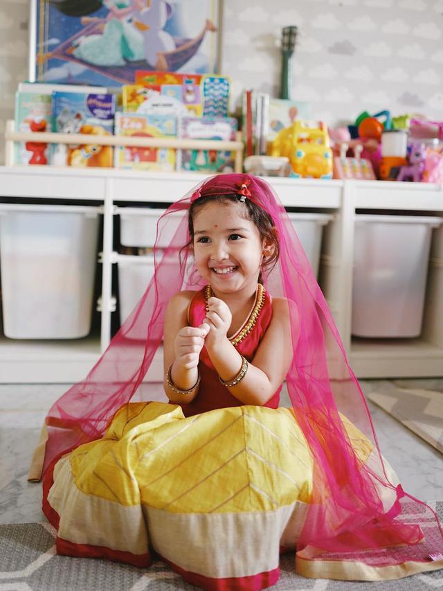 6 Potret Putri Yasmine Wildblood Pakai Busana India Ini Curi Perhatian