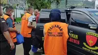 Tersangka kasus korupsi saat digiring Kejaksaan Negeri Kabupaten Sukabumi. (Liputan6.com/Fira Syahrin).