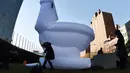 Pemasangan toilet raksasa ini sebagai peringatan dari Hari Toilet Sedunia yang jatuh pada tanggal 19 November. Foto diambil pada 19 November 2014.(AFP Photo/Jewel Samad)