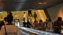 Orang-orang tampak mengenakan masker saat menaiki eskalator di sebuah stasiun kereta bawah tanah di Singapura pada 18 November 2020. (Xinhua/Then Chih Wey)