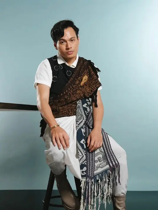 Penyanyi Rendy Pandugo terlihat memadukan kemeja putih lengan pendek dengan kain Tenun Ende dan Kain Tenun Sumba. Keren banget!  (Foto: Instagram/rendypandugo)