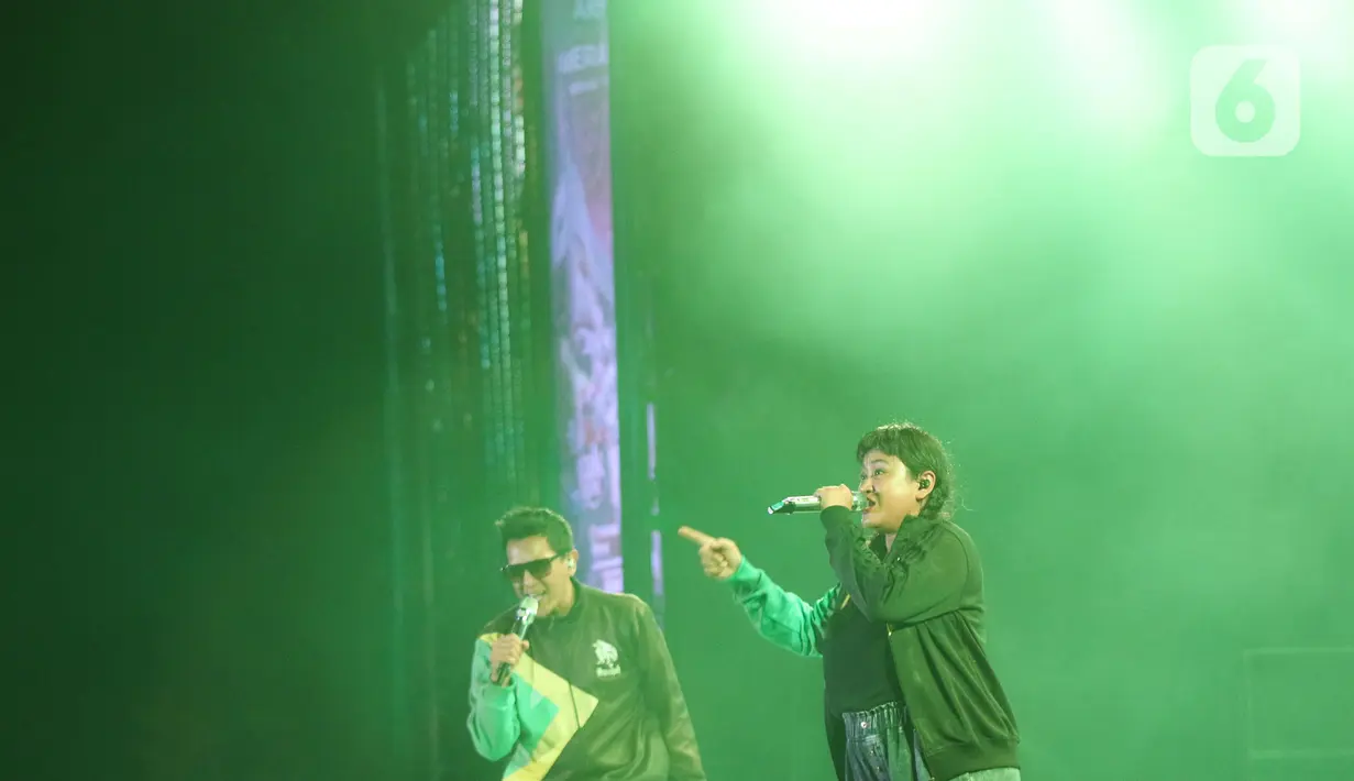 Penampilan band Souljah saat Jakarta Fair atau yang lebih dikenal dengan Pekan Raya Jakarta (PRJ) 2022 di Arena Jakarta International Expo, Kemayoran, Jakarta Pusat, Selasa (21/6/2022). Souljah adalah band musik reggae dan ska Jamaika yang berdiri sejak tahun 1998 dengan nama awal Arigato. (Liputan6.com/Herman Zakharia)
