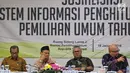 Ketua KPU Arief Budiman (dua kanan) bersama Komisioner KPU Pramono Ubaid Tanthowi, Ilham Saputra dan Wahyu Setiawan menggelar sosialisasi aplikasi Sistem Informasi Penghitungan Suara (Situng) di Gedung KPU, Jakarta, Jumat (18/1). (Liputan6.com/JohanTallo)