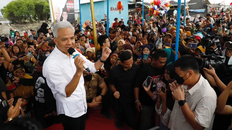 Calon presiden nomor urut 3 Ganjar Pranowo saat bertemu nelayan di Desa Kaliwlingi, Brebes, Rabu (10/1/2024).