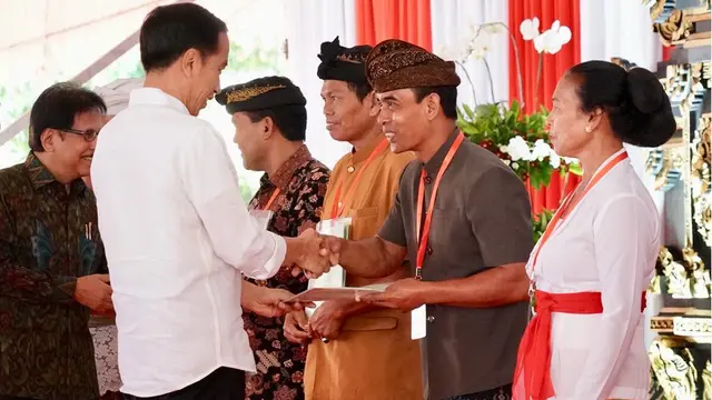 Presiden Jokowi menyerahkan sertifikat tanah di Tabanan, Bali