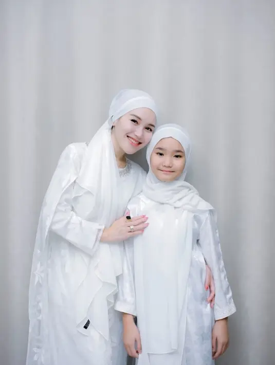 Ayu ting-ting tampil dengan gamis putih bermotif dengan beads di bagian leher dipadukan dipadukan kerudung turban. [@ayutingting92]