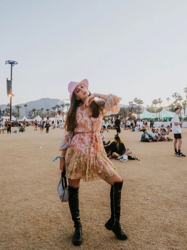 6 Gaya Luna Maya saat Nonton Festival Musik Coachella, Ekspresif Banget