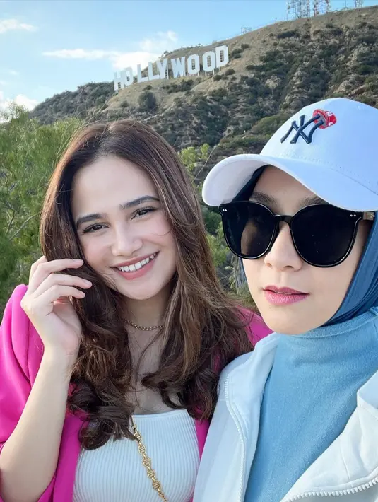 Pertanyaan yang kemudian muncul apa rasanya berpose bareng suami di Hollywood Hills? “Beberapa sahabatku nanya, ‘Gimana rasanya oi nyampe sanaa? Kaya apa? Jelasin gue mau bayangin! Krn kalo lo yang rasain gue juga berasa.’ Ah sweet,  kujawab, ‘Eh ya ampun gini aja taunya,” celoteh bintang sinetron Para Pencari Tuhan, masih di unggahan yang sama. (Foto: Dok. Instagram @zaskiadyamecca)