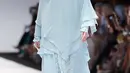 Risty Tagor tampil cantik dengan rancangan busana muslim karya Si.Se.Sa. Ibu satu anak itu tampil pada Selasa (25/10). Acara Jakarta Fashion Week 2017 berlangsung di Senayan City, Jakarta Pusat. (Deki Prayoga/Bintang.com)