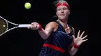Petenis Belanda, Kiki Bertens berusaha mengembalikan bola ke arah petenis Australia, Ashleigh Barty pada turnamen WTA Finals 2019 di Shenzhen, China, Selasa (29/10/2019). Bertens secara mengejutkan mengalahkan petenis peringkat satu dunia dengan 3-6, 6-3, 6-4 dalam waktu 2 jam 9 menit (AP/Andy Wong)